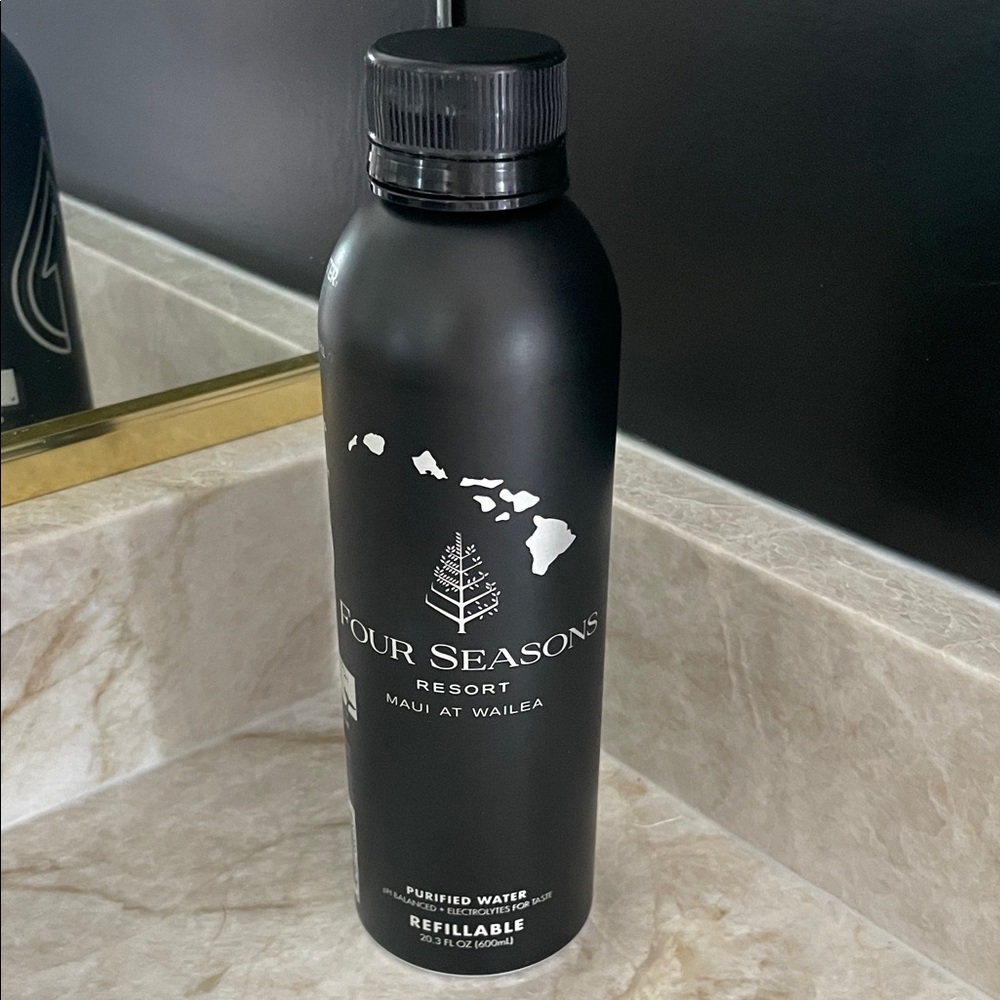 FOUR SEASONS RESORT MAUI WATER BOTTLE!   RARE only get at the resort in MAUI!